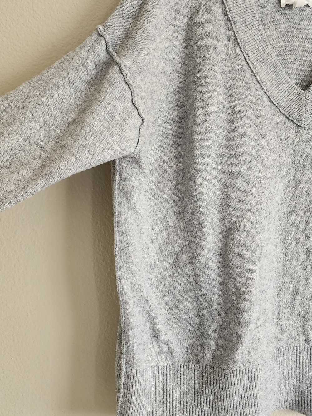 Aerie Gray Knit V-Neck Oversized Pullover Sweater Size Small - Picture 3 of 6